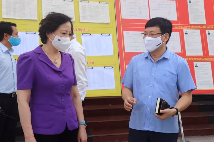 Chủ tịch UBND tỉnh Vĩnh Phúc Lê Duy Thành báo cáo với đoàn công tác