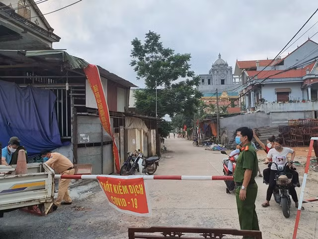 Lực lượng chức năng dỡ chốt kiểm soát dịch bệnh COVID-19 tại thôn Báo Văn 1.
