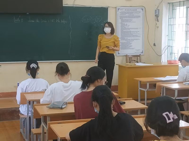 Cô Nguyễn Thị Trang - Giáo viên Trường THPT Vĩnh Yên trong giờ học trực tiếp đầu tiên kể từ khi nghỉ phòng dịch Covid-19