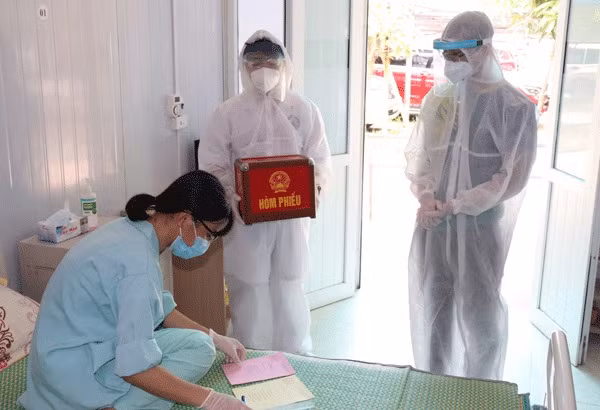 Diễn tập bỏ phiếu trong khu cách ly.