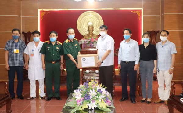 Bí thư Thành ủy Vĩnh Yên Nguyễn Ngọc Bình trao tặng khẩu trang và nước sát khuẩn tới cán bộ chiến sĩ Bệnh viện Quân y 109