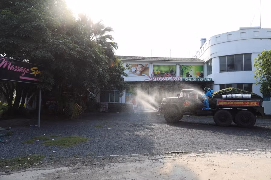 Toàn bộ khuôn viên quanh cơ sở Massage Hoa Sen đã được phun khử khuẩn