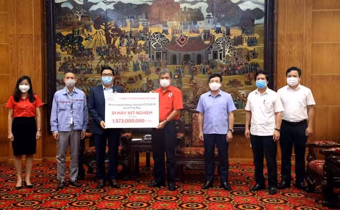 Toyota Việt Nam ủng hộ máy xét nghiệm nhanh COVID-19 cho tỉnh Vĩnh Phúc