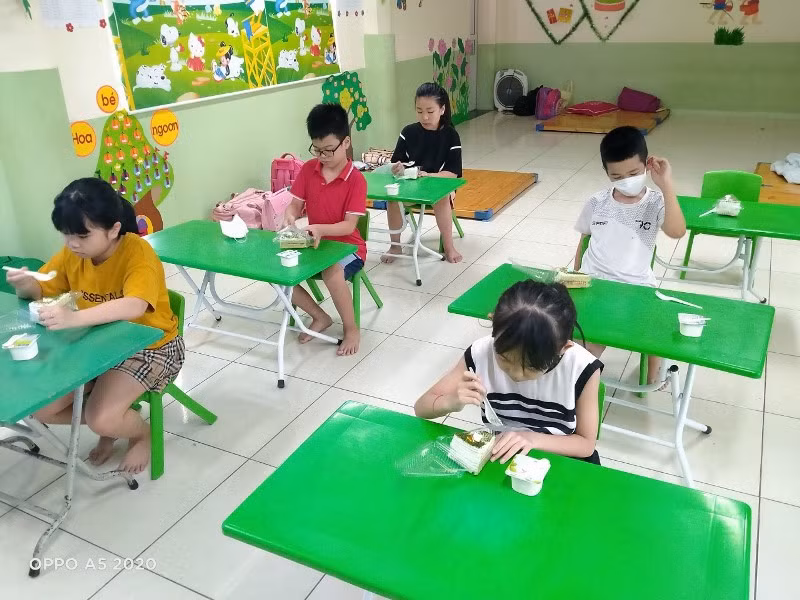 Bữa ăn phụ của học sinh đang cách ly trong Trường MN Trưng Nhị