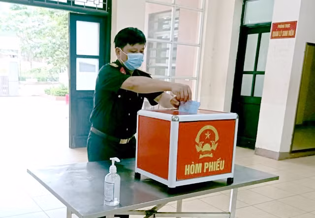 Trung úy Ngô Ngọc Vinh thực hiện quyền và nghĩa vụ của mình tại khu cách ly