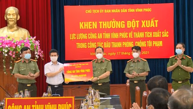 Phó Chủ tịch UBND tỉnh Vũ Chí Giang trao biểu trưng số tiền thưởng cho Đại tá Đinh Ngọc Khoa, Giám đốc Công an tỉnh Vĩnh Phúc