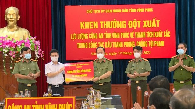 Phó Chủ tịch UBND tỉnh Vũ Chí Giang trao biểu trưng số tiền thưởng cho Đại tá Đinh Ngọc Khoa, Giám đốc Công an tỉnh Vĩnh Phúc