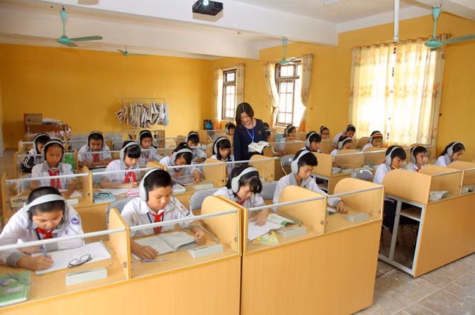 Học sinh Trường THCS Hùng Vương, thành phố Phúc Yên trong giờ ôn luyện môn tiếng Anh.