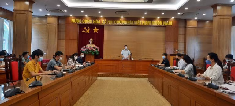 Ông Lê Duy Thành Chủ tịch UBND tỉnh Vĩnh Phúc thông tin về tình hình dịch bệnh đến các cơ quan báo chí ngày 9/5.