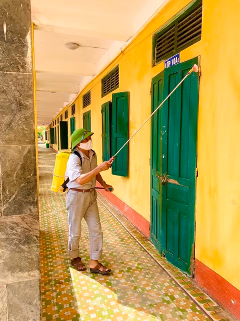 Công tác phun khử khuẩn được các trường thực hiện nghiêm túc.