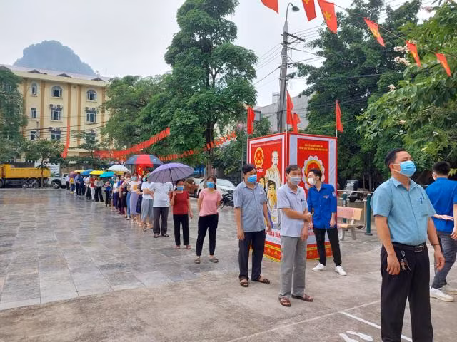 Cử tri phường Minh Khai thực hiện nghiêm giãn cách tại khu vực bỏ phiếu