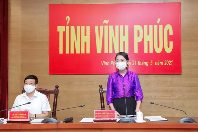 Bí thư Tỉnh ủy Vĩnh Phúc Hoàng Thị Thúy Lan (bìa phải) và Chủ tịch UBND tỉnh Vĩnh Phúc Lê Duy Thành