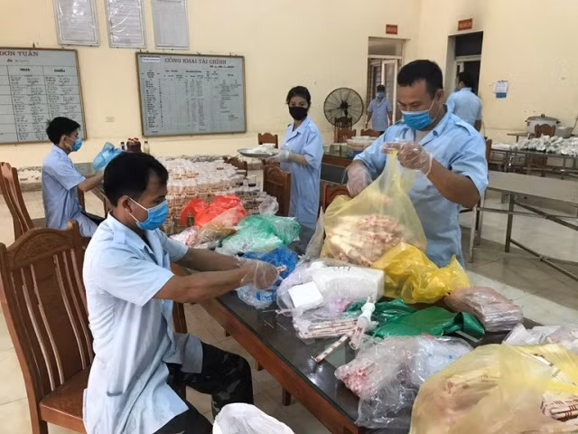 Các chiến sĩ nuôi quân thuộc Trung đoàn 834 làm nhiệm vụ đảm bảo bữa ăn cho các công dân đang thực hiện cách ly tập trung