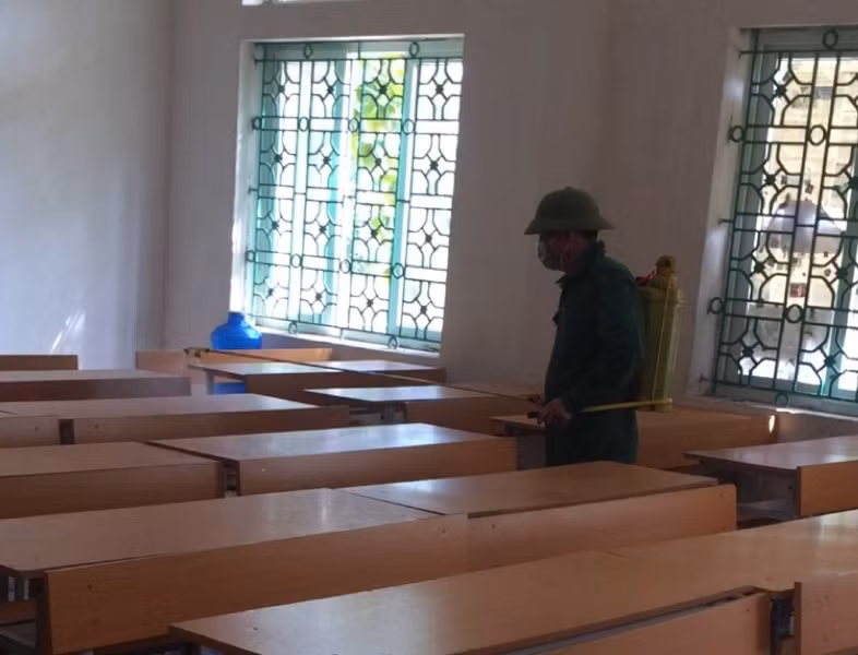 Phun khử khuẩn tại Trường THPT Tam Dương.