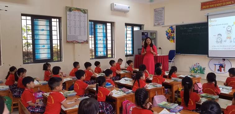 Giờ học của giáo viên và học sinh lớp 1, Trường Tiểu học Định Trung (Vĩnh Yên, Vĩnh Phúc).