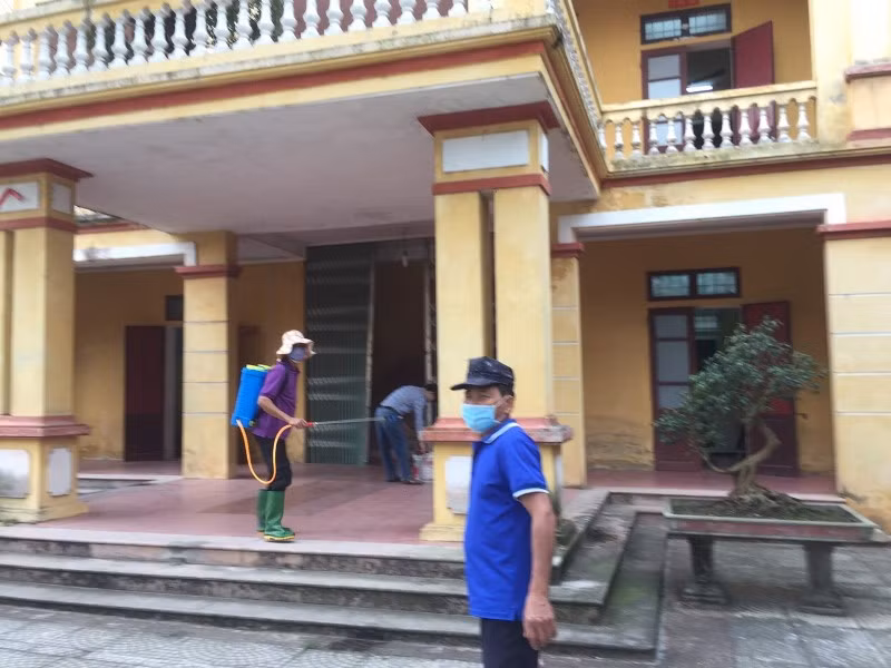 Dọn dẹp vệ sinh và phun khử khuẩn tại Trường THPT Võ Thị Sáu.