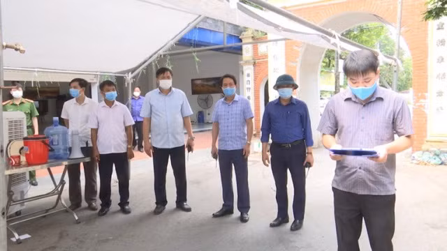 Đoàn kiểm tra tại khu vực bỏ phiếu tại phường Đồng Tâm