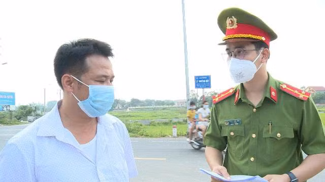 Đối tượng Nguyễn Văn Bình làm việc với cơ quan công an trước giờ tiêu hủy số thịt lợn ối thối.