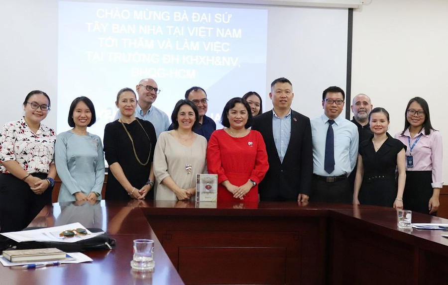 Trường ĐH KHXH&amp;NV, ĐHQG-HCM làm việc với Đại sứ Tây Ban Nha tại Việt Nam (năm 2020). Tại buổi làm việc, hai bên đã thống nhất về việc hỗ trợ sinh viên thực tập