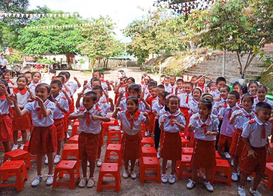 Học sinh Tiểu học Xá Lượng (Tương Dương, Nghệ An) vui chơi tập thể trong lễ khai giảng Học sinh Tiểu học Xá Lượng (Tương Dương, Nghệ An) vui chơi tập thể trong lễ khai giảng