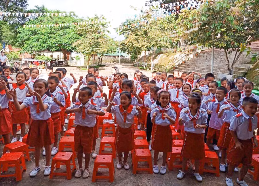 Học sinh Tiểu học Xá Lượng (Tương Dương, Nghệ An) vui chơi tập thể trong lễ khai giảng