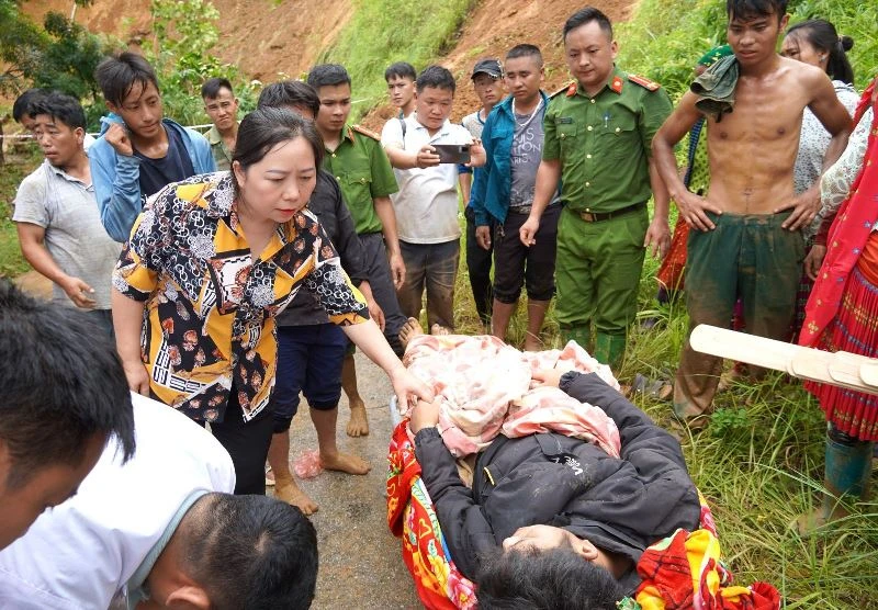 Lãnh đạo huyện Mèo Vạc động viên a Vừ. Ảnh: Hà Linh