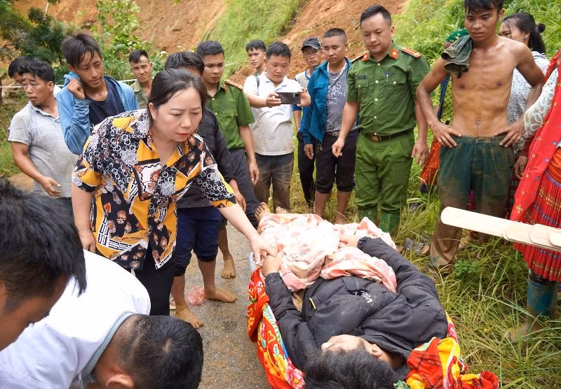 Lãnh đạo huyện Mèo Vạc động viên a Vừ. Ảnh: Hà Linh