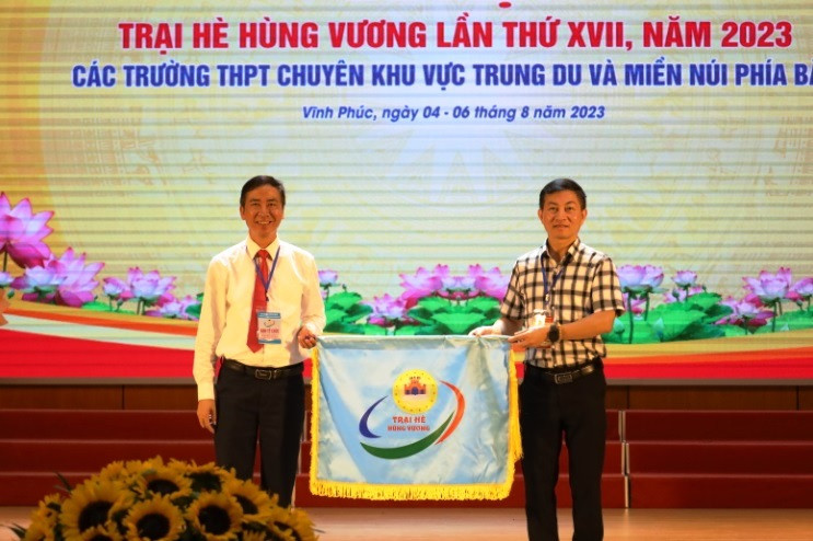 Hiệu trưởng Trường THPT Chuyên Vĩnh Phúc Hoàng Mạnh Du (bìa trái) trao cờ cho Hiệu trưởng Trường THPT Chuyên Hoàng Văn Thụ, tỉnh Hòa Bình – là đơn vị đăng cai tổ chức Trại hè Hùng Vương lần thứ XVIII, năm 2024. Hiệu trưởng Trường THPT Chuyên Vĩnh Phúc Hoàng Mạnh Du (bìa trái) trao cờ cho Hiệu trưởng Trường THPT Chuyên Hoàng Văn Thụ, tỉnh Hòa Bình – là đơn vị đăng cai tổ chức Trại hè Hùng Vương lần thứ XVIII, năm 2024.