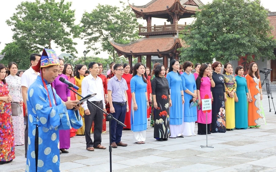 Đoàn dâng hương do bà Nguyễn Thị Kim Chung, Trưởng Phòng GD&ĐT thành phố Vĩnh Yên làm trưởng đoàn.