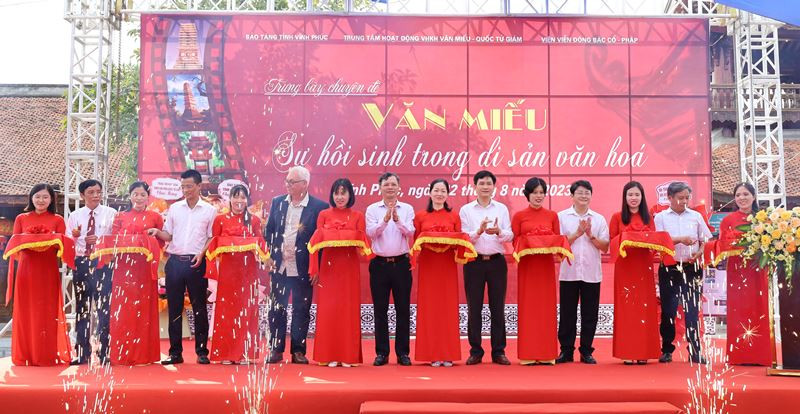 Đại biểu tham gia nghi lễ cắt băng khai mạc trưng bày. Đại biểu tham gia nghi lễ cắt băng khai mạc trưng bày.