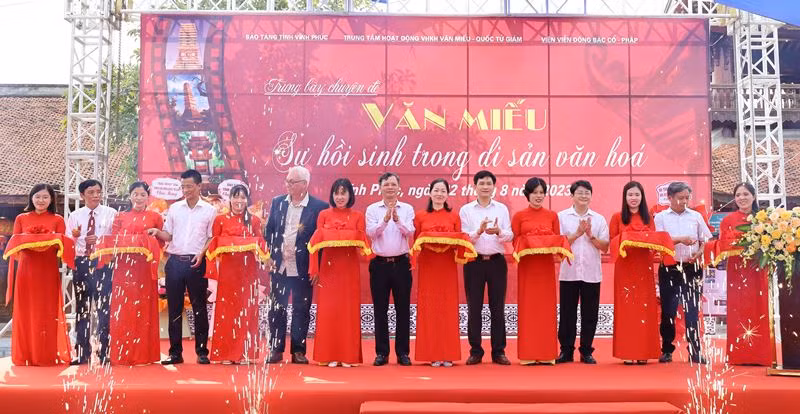 Đại biểu tham gia nghi lễ cắt băng khai mạc trưng bày.