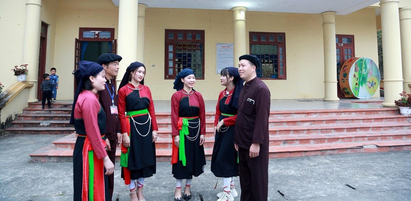 Đồng bào dân tộc Cao Lan, thôn Đồng Dong, xã Quang Yên, huyện Sông Lô phấn khởi khi địa phương được chọn thí điểm đề án xây dựng Làng văn hóa kiểu mẫu. Ảnh: Thế Hùng Đồng bào dân tộc Cao Lan, thôn Đồng Dong, xã Quang Yên, huyện Sông Lô phấn khởi khi địa phương được chọn thí điểm đề án xây dựng Làng văn hóa kiểu mẫu. Ảnh: Thế Hùng