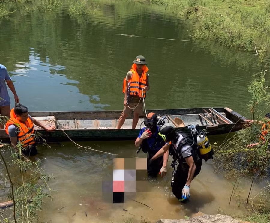 Lực lượng cứu hộ tìm kiếm đưa thi thể nạn nhân lên bờ. Ảnh: Công an tỉnh Tuyên Quang.