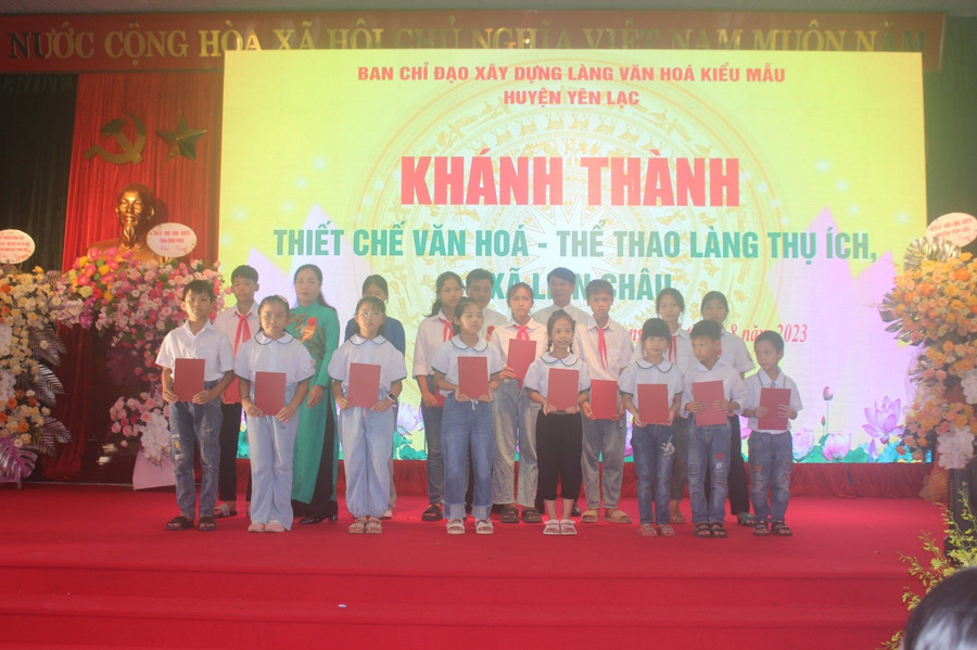 Trao quà cho học sinh có thành tích cao trong học tập. Trao quà cho học sinh có thành tích cao trong học tập.