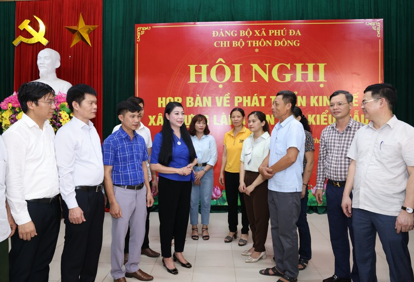 Bí thư Tỉnh ủy Vĩnh Phúc trao đổi với bà con thôn Đông, xã Phú Đa về công tác triển khai xây dựng Làng văn hóa kiểu mẫu. Bí thư Tỉnh ủy Vĩnh Phúc trao đổi với bà con thôn Đông, xã Phú Đa về công tác triển khai xây dựng Làng văn hóa kiểu mẫu.