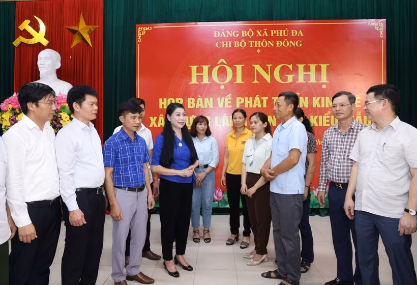 Bí thư Tỉnh ủy Vĩnh Phúc trao đổi với bà con thôn Đông, xã Phú Đa về công tác triển khai xây dựng Làng văn hóa kiểu mẫu.