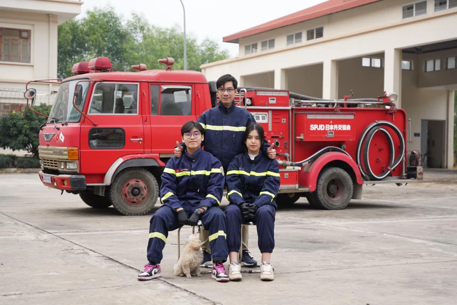 Học sinh và giáo viên Trường THPT Chuyên Tuyên Quang tham gia dự án.