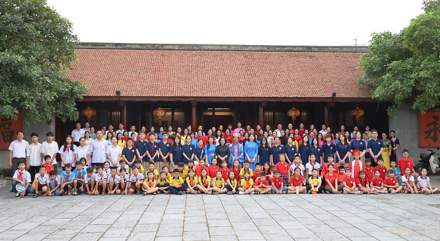 Cán bộ quản lý, giáo viên và học sinh chụp ảnh lưu niệm tại Văn Miếu tỉnh Vĩnh Phúc. Cán bộ quản lý, giáo viên và học sinh chụp ảnh lưu niệm tại Văn Miếu tỉnh Vĩnh Phúc.