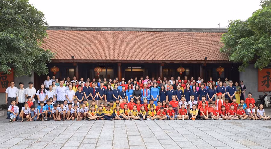 Cán bộ quản lý, giáo viên và học sinh chụp ảnh lưu niệm tại Văn Miếu tỉnh Vĩnh Phúc.