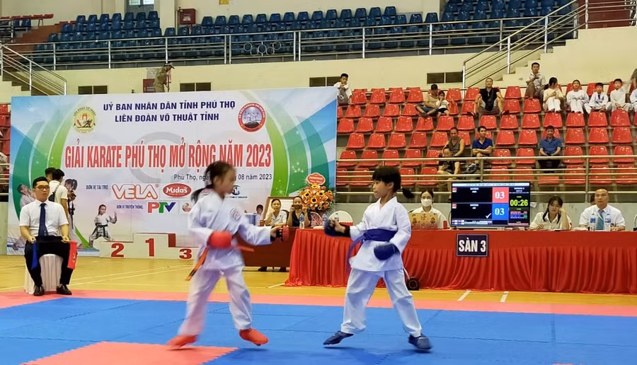 Các Võ sĩ nhí tham gia tranh tài tại Giải Karate Phú Thọ mở rộng năm 2023.