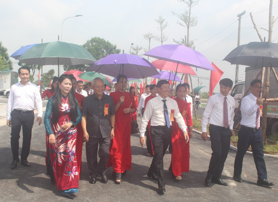 Các đại biểu tham quan khu thiết chế văn hóa. Các đại biểu tham quan khu thiết chế văn hóa.