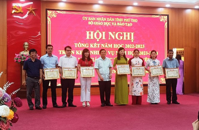 Sở GD&ĐT Phú Thọ khen thưởng 4 tập thể và 3 cá nhân có thành tích xuất sắc năm học 2022-2023. Sở GD&ĐT Phú Thọ khen thưởng 4 tập thể và 3 cá nhân có thành tích xuất sắc năm học 2022-2023.