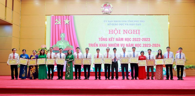 Lãnh đạo Sở GD&amp;ĐT Phú Thọ trao danh hiệu Tập thể lao động xuất sắc cho 17 đơn vị