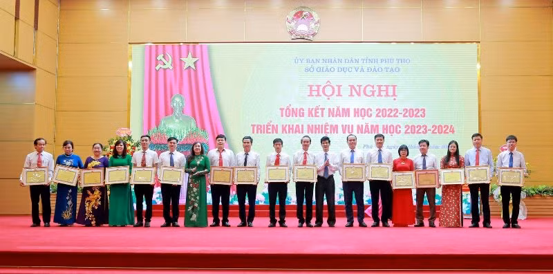 Lãnh đạo Sở GD&amp;ĐT Phú Thọ trao danh hiệu Tập thể lao động xuất sắc cho 17 đơn vị