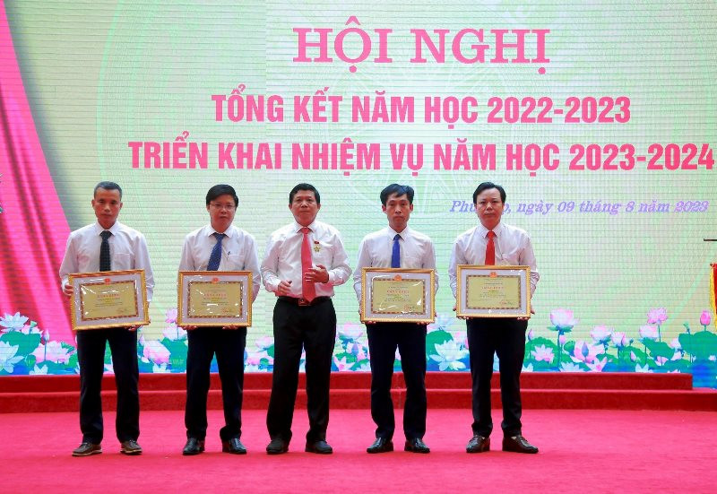 Giám đốc Sở GD&amp;ĐT Phú Thọ Nguyễn Văn Mạnh trao Bằng khen của Chủ tịch UBND tỉnh cho 4 Tập thể lao động xuất sắc.