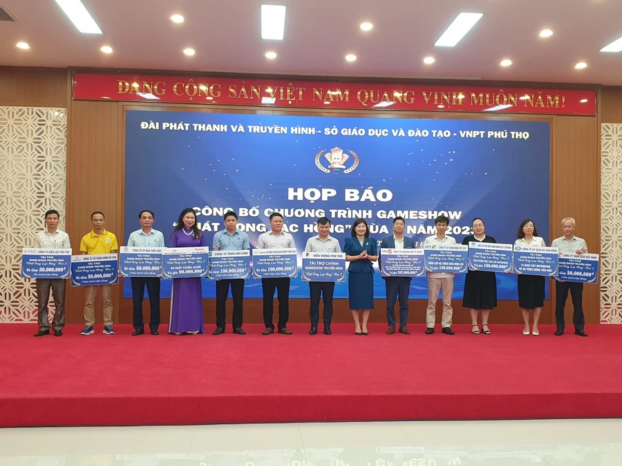 Lãnh đạo Đài PT&TH Phú Thọ tiếp nhận biểu trưng từ các nhà tài trợ cho Gameshow màu 2.