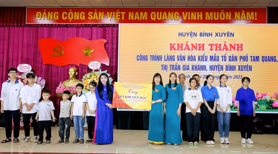Bí thư Tỉnh ủy Vĩnh Phúc Hoàng Thị Thúy Lan trao quà tặng cho Quỹ Khuyến học TDP Tam Quang.