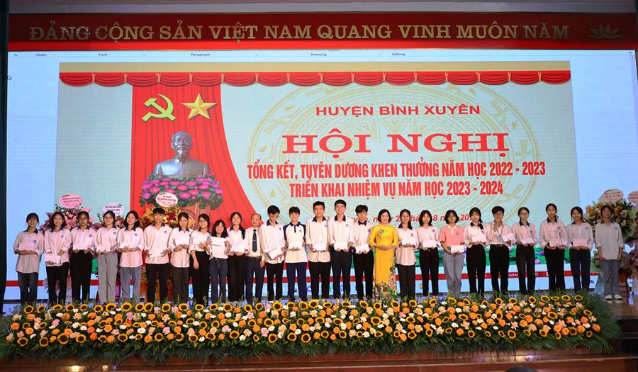 Bà Nguyễn Thị Thu Hường – Trưởng Phòng GD&ĐT Bình Xuyên khen thưởng học sinh đỗ vào Trường THPT Chuyên Vĩnh Phúc. Bà Nguyễn Thị Thu Hường – Trưởng Phòng GD&ĐT Bình Xuyên khen thưởng học sinh đỗ vào Trường THPT Chuyên Vĩnh Phúc.