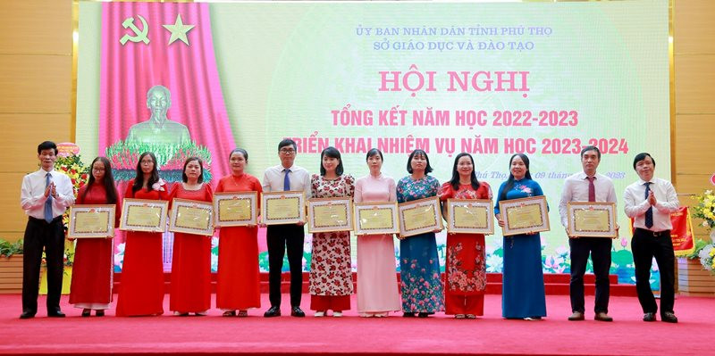 Lãnh đạo Sở GD&amp;ĐT trao Bằng khen của Chủ tịch UBND tỉnh Phú Thọ cho các tập thể có thành tích xuất sắc trong năm học.
