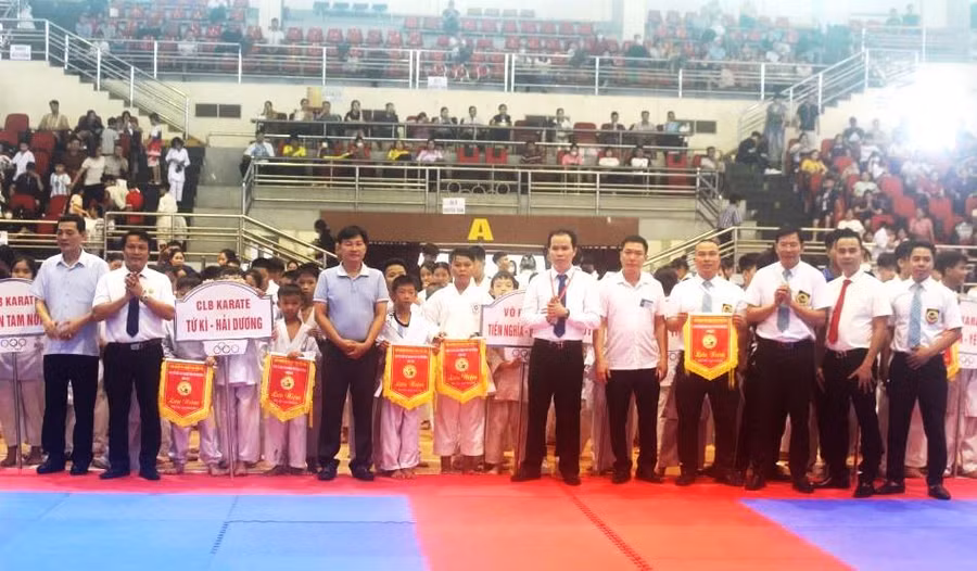 Ban tổ chức trao Cờ lưu niệm cho các phái đoàn, CLB tham gia Giải Karate Phú Thọ mở rộng năm 2023.